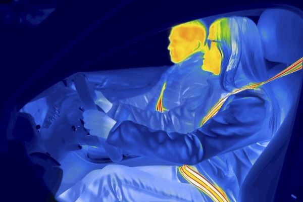 Centură de siguranță încălzită pentru șoferii vehiculelor electrice