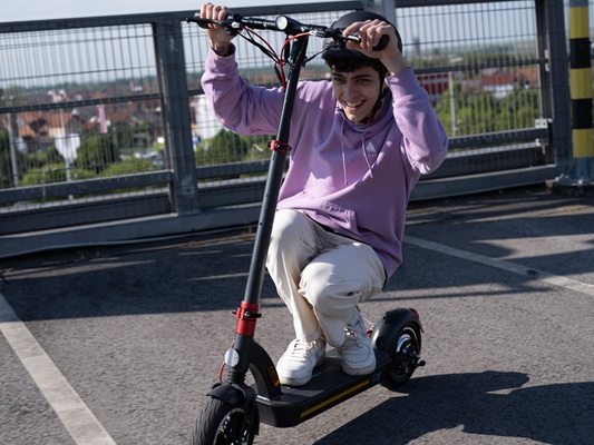 Ce alegi pentru drumurile tale zilnice: bicicletă electrică, trotinetă sau scuter electric?